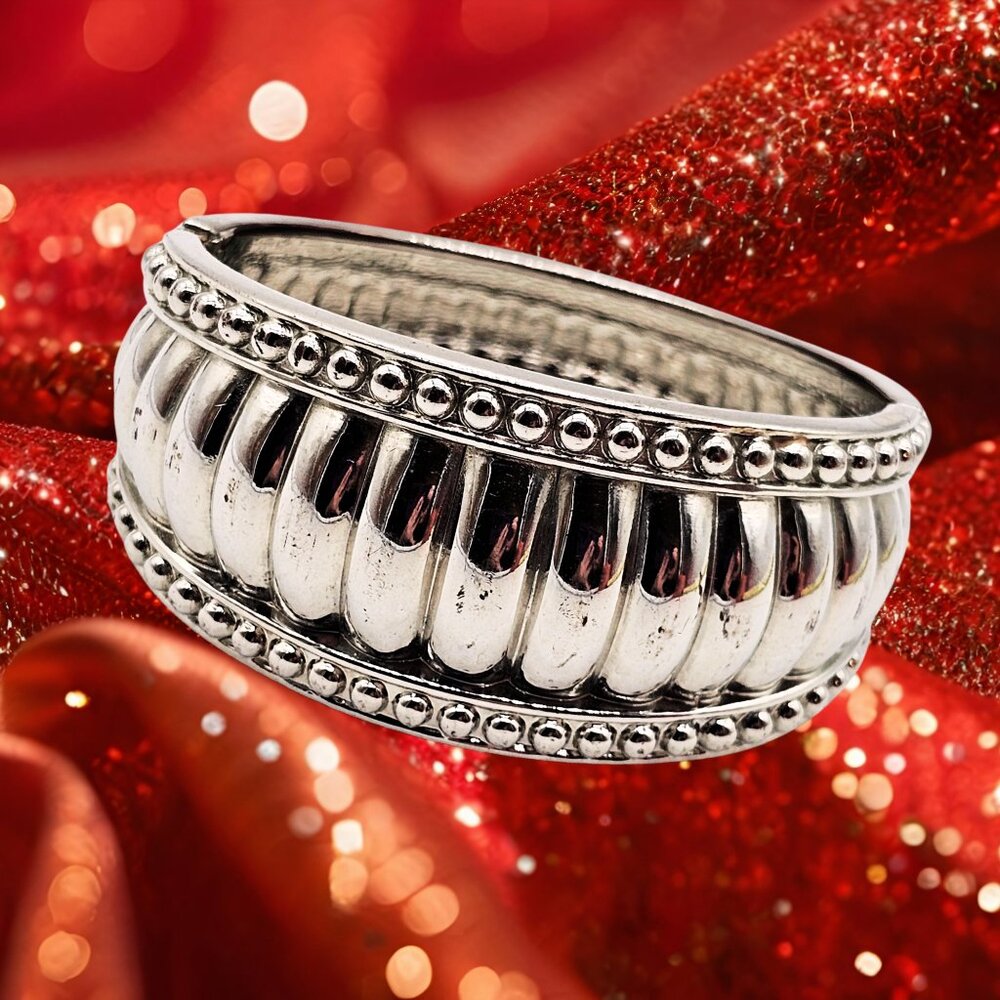 Vintage Ribbed Silver Tone Statement Bangle Bracelet Sculpted Cuff Hinged